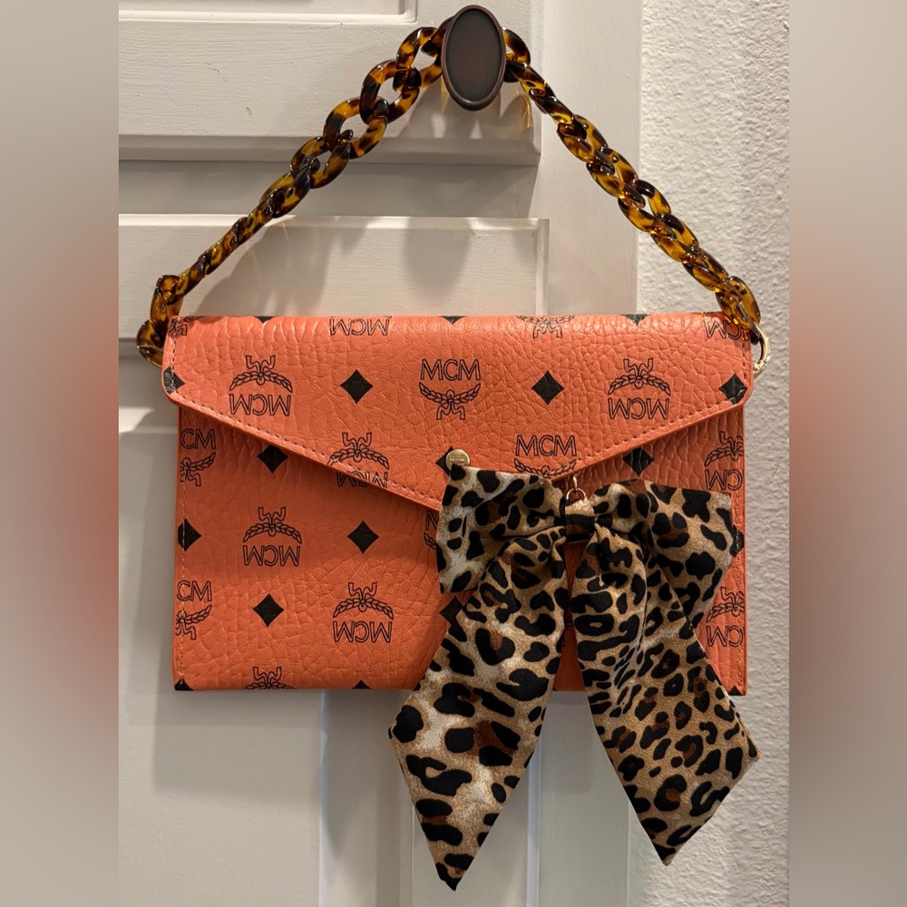 NIB MCM Coral Logo Envelope Clutch/Crossbody W/Leopard Bow & Tortoiseshell Chain
